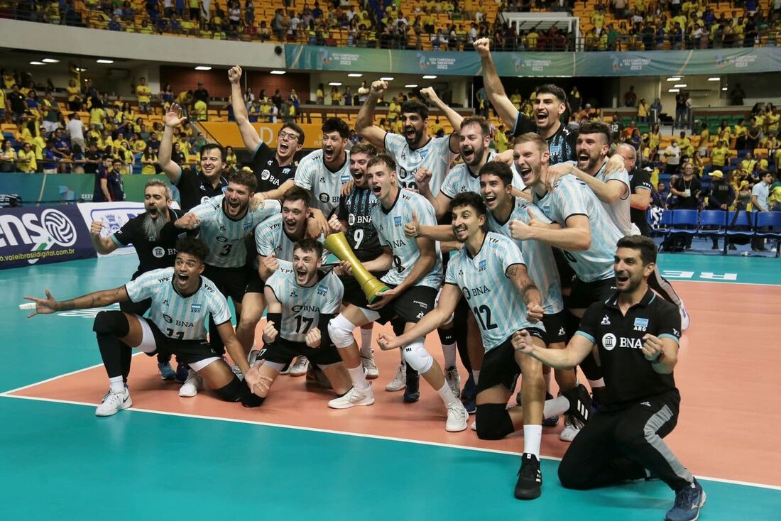 Argentina fez história ao derrotar o Brasil e conquistar o título do Sul-americano de vôlei, no Geraldão 