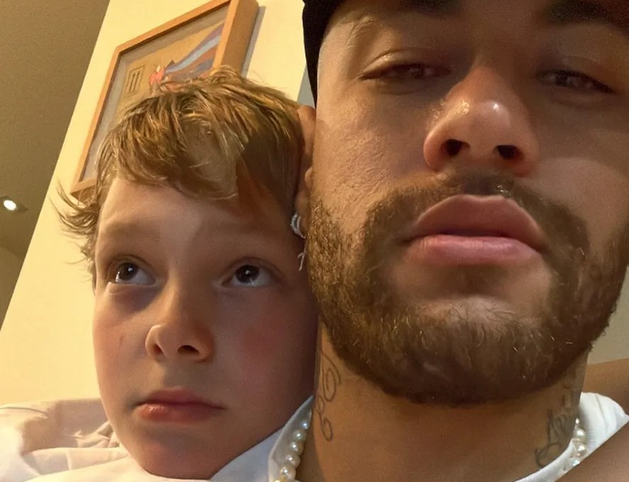 Neymar tira selfie com o filho, Davi Lucca