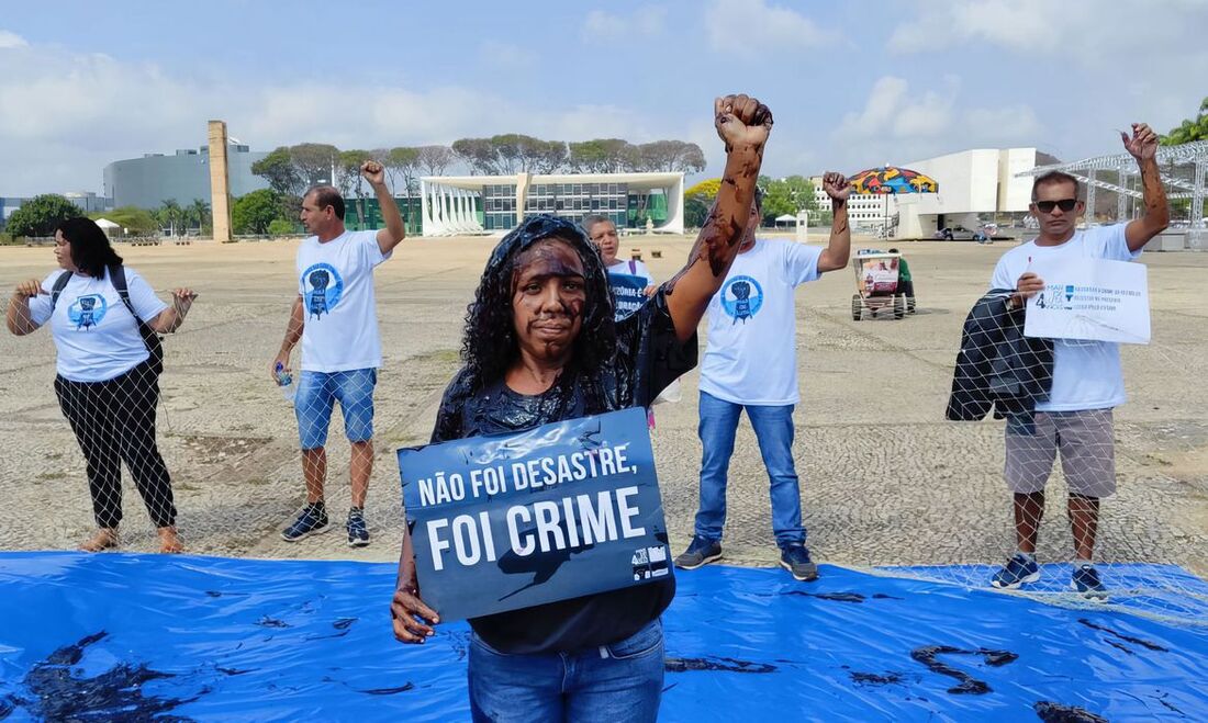 Pescadores pedem reparação por vazamento de óleo