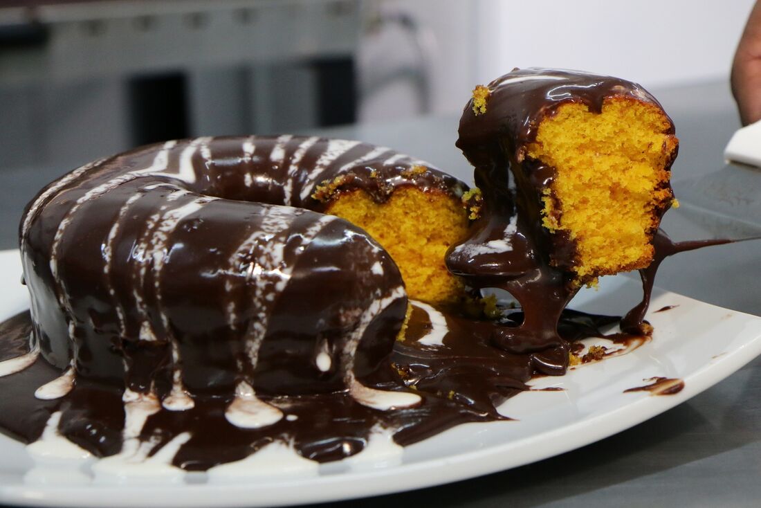 Bolo de cenoura de liquidificador com cobertura de ganache 