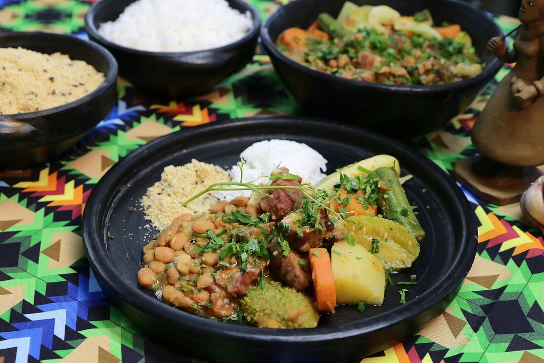 A feijoada pernambucana leva feijão-mulatinho ou carioca, legumes, ervas e temperos típicos da região