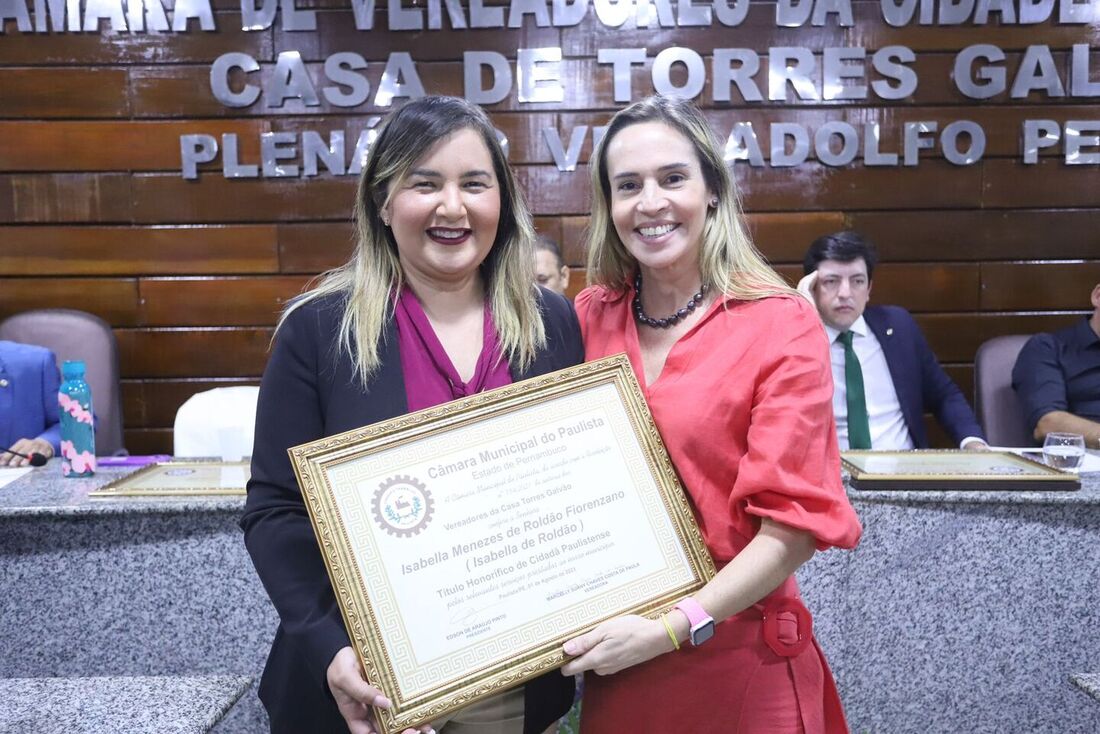 Vereadora Marcelly da Aquarela (PDT) concede título de cidadã de Paulista a vice-prefeita do Recife, Isabella de Roldão