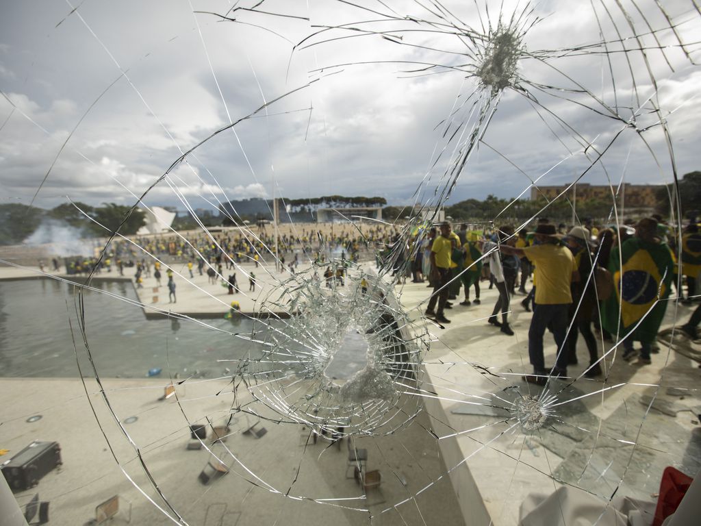 Manifestantes invadiram prédios públicos na praça dos Três Poderes,