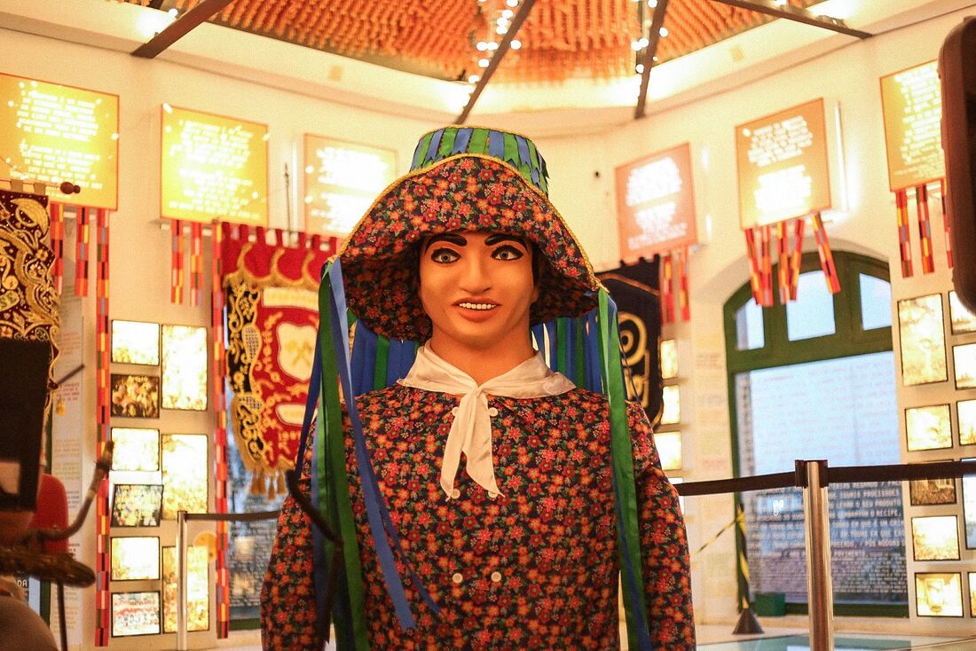 Boneco gigante de John Travolta no Paço do Frevo