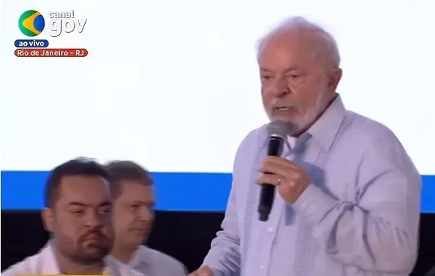 Lula discursa ao lado de Claudio Castro 