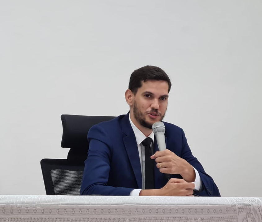 Marino Abreu, durante entrevista coletiva no auditório do clube coral