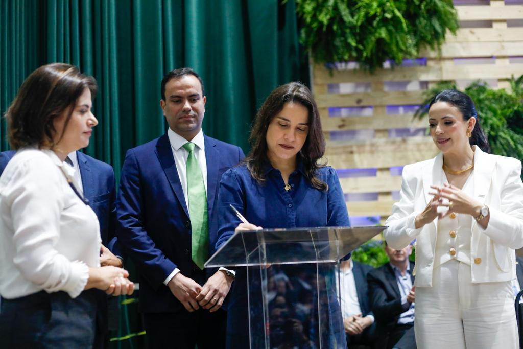 Raquel Lyra no Congresso da Amupe