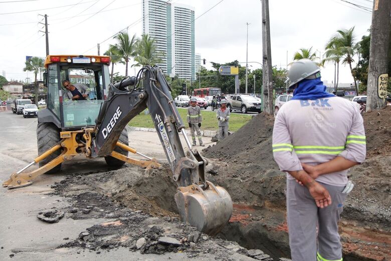 Obra da Compesa causou complicação no trânsito