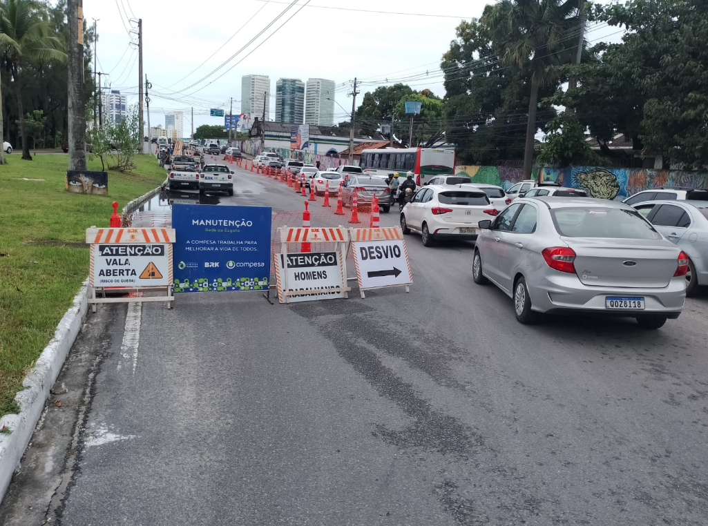 Obra interdita três faixas da ponte Governador Paulo Guerra, no Pina