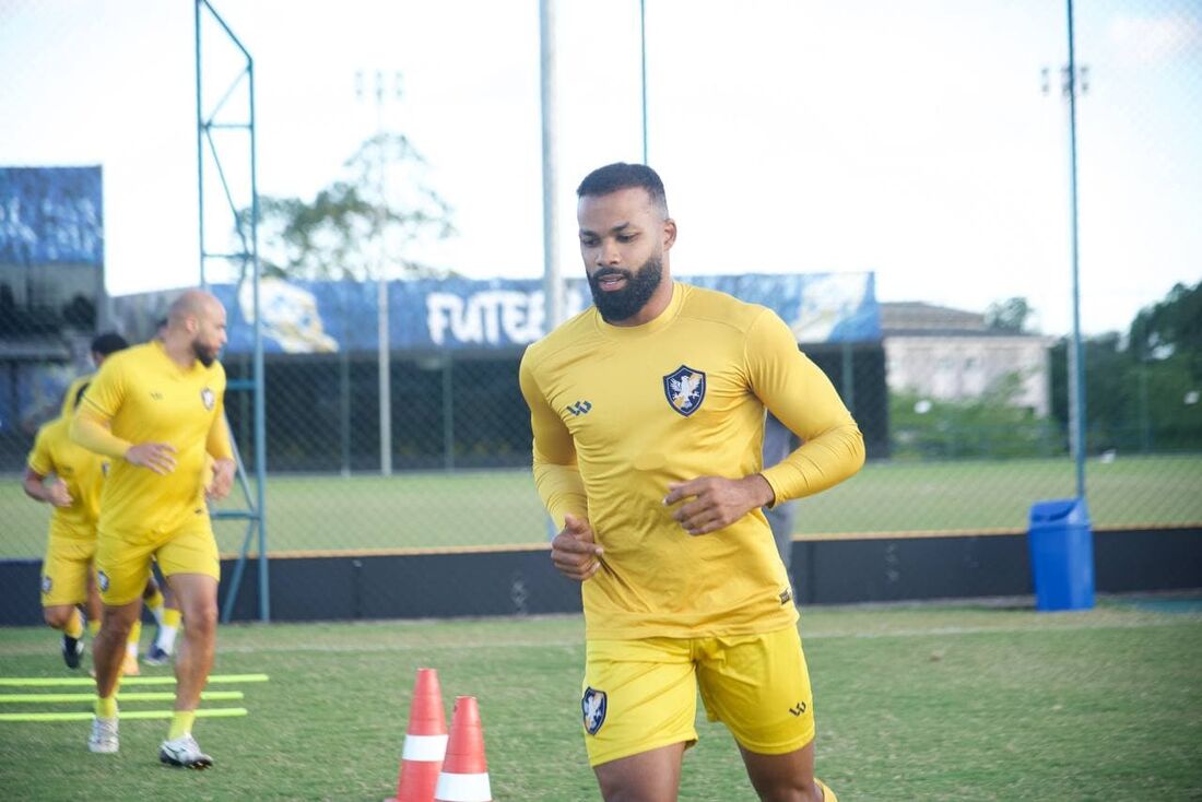 Fernandinho é um dos destaques do Retrô na temporada