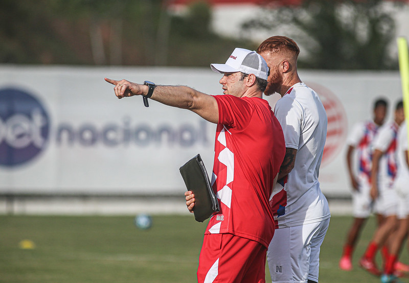 Bruno Pivetti, novo técnico do Náutico, passa instruções ao meia Souza