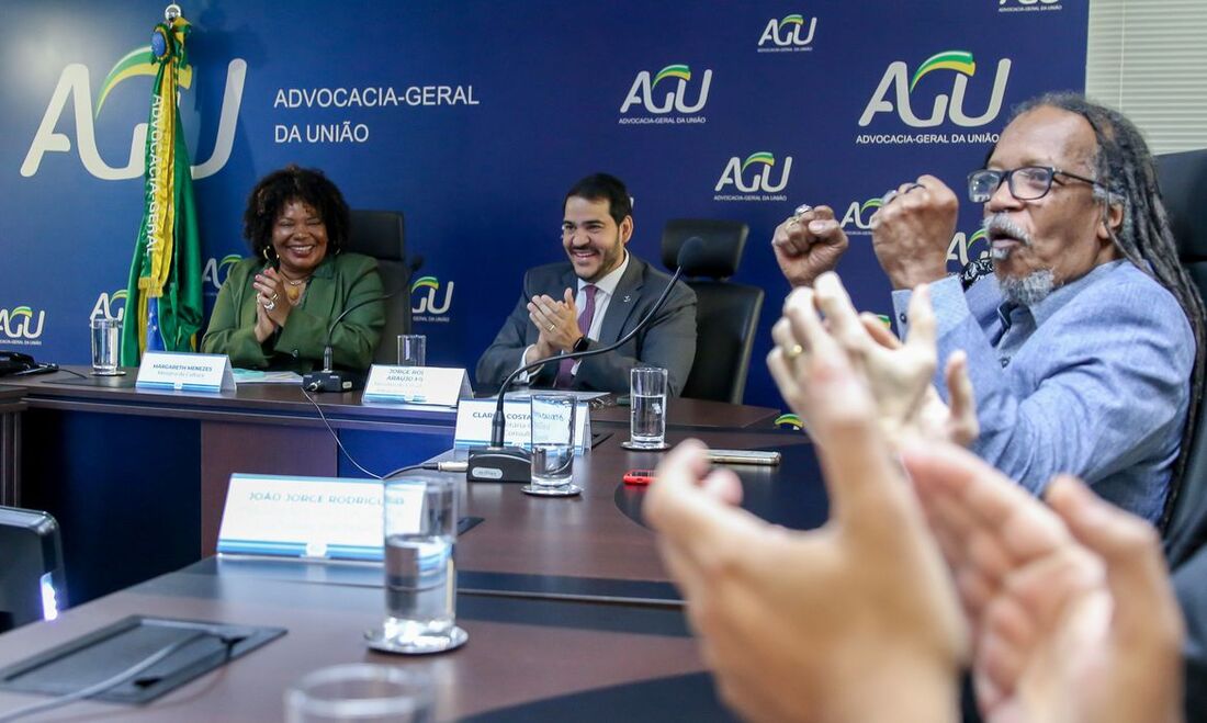 Ministra da Cultura, Margareth Menezes, em reunião com a AGU