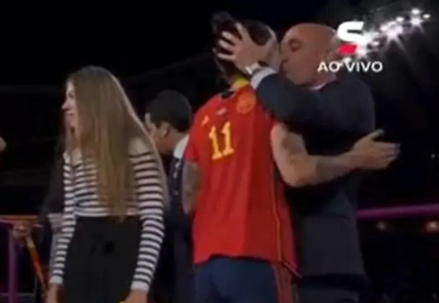 Luis Rubiales 'roubou beijo' da meio-campista espanhola Jenni Hermoso 