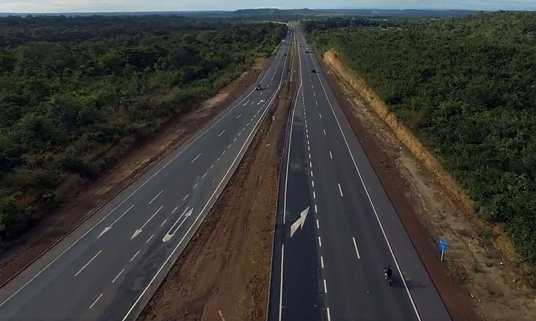 Ônibus tombou em uma rodovia do condado de Warren