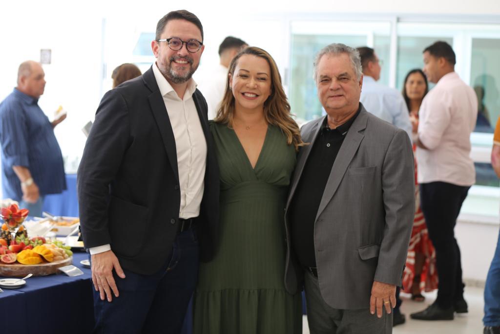 Camila Machado, prefeita da Sirinhaém, ladeada pelo secretário de estado Guilherme Cavalcanti e o presidente da Fecomércii-PE, Bernardo Peixoto /Foto: Jair Aniceto