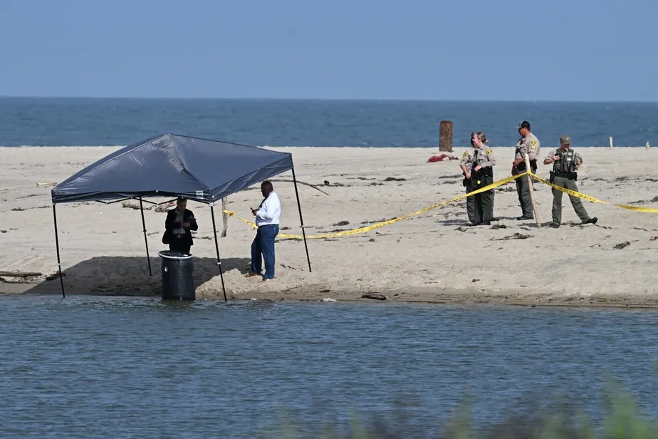 Agentes observam barril onde um corpo foi descoberto em Malibu Lagoon State Beach, na Califórnia 