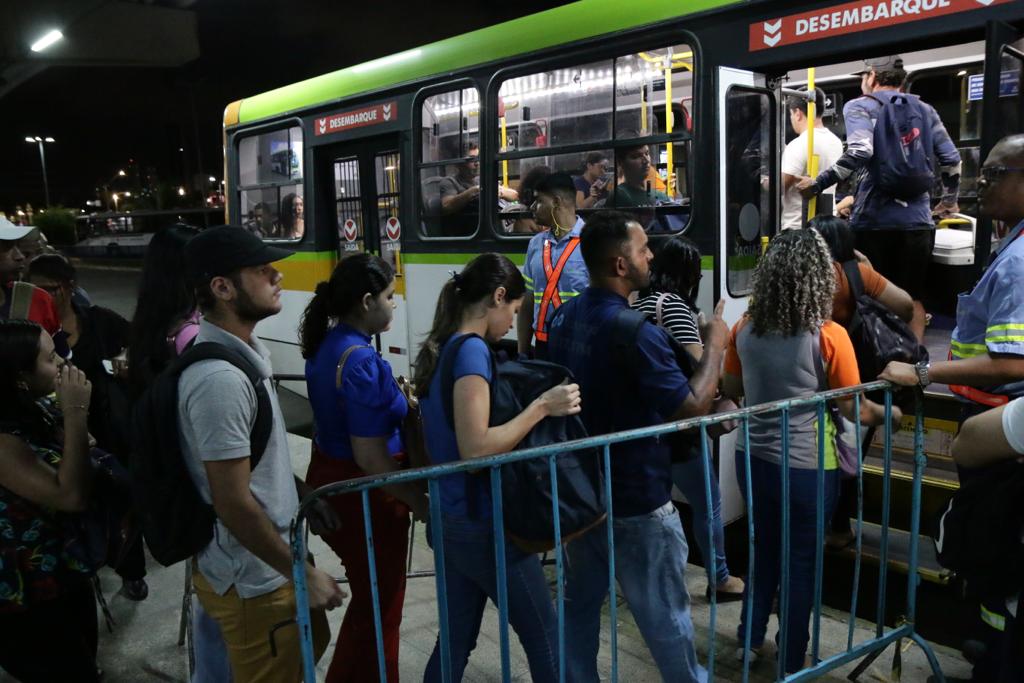 Espera por ônibus foi prolongada durante última paralisação do Metrô do Recife