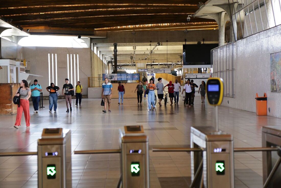 Movimentação de usuários do metrô na Estação Recife