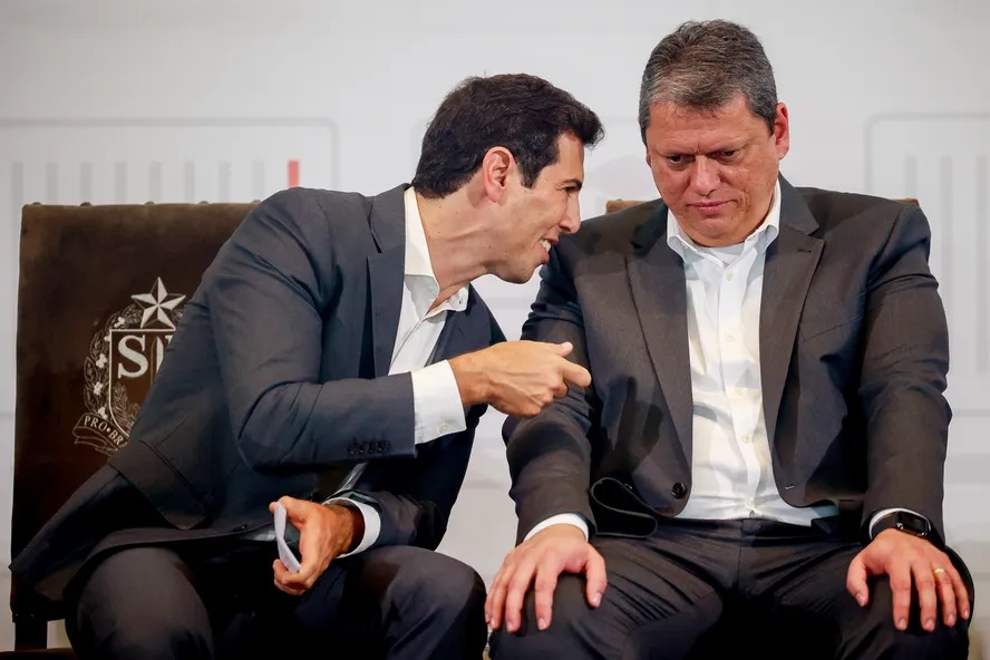 Secretário de Educação, Renato Feder, e o governador, Tarcísio de Freitas, apostam em distância do MEC e no maior controle da rede