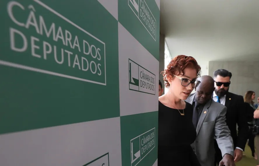 Carla Zambelli em coletiva na Câmara dos Deputados