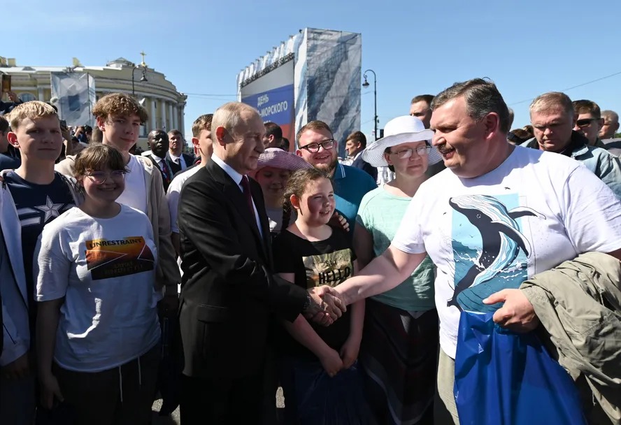 O presidente russo, Vladimir Putin, se reunindo com locais após o desfile do Dia da Marinha em São Petersburgo, em 30 de julho de 2023