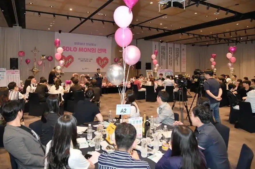 Prefeitura de Seongnam promove evento de encontro às cegas para 50 homens e mulheres