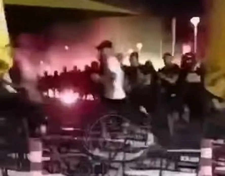 Torcedora filma briga entre torcidas de AEK e Dínamo, em Atenas