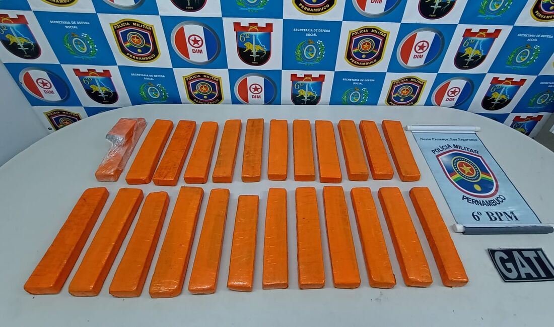 Foram encontrados 25 tabletes de maconha prensada, que, juntos, pesavam 18,5 kg da droga