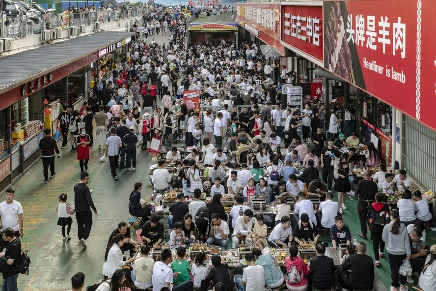  Chineses almoçam em Zibo, na China