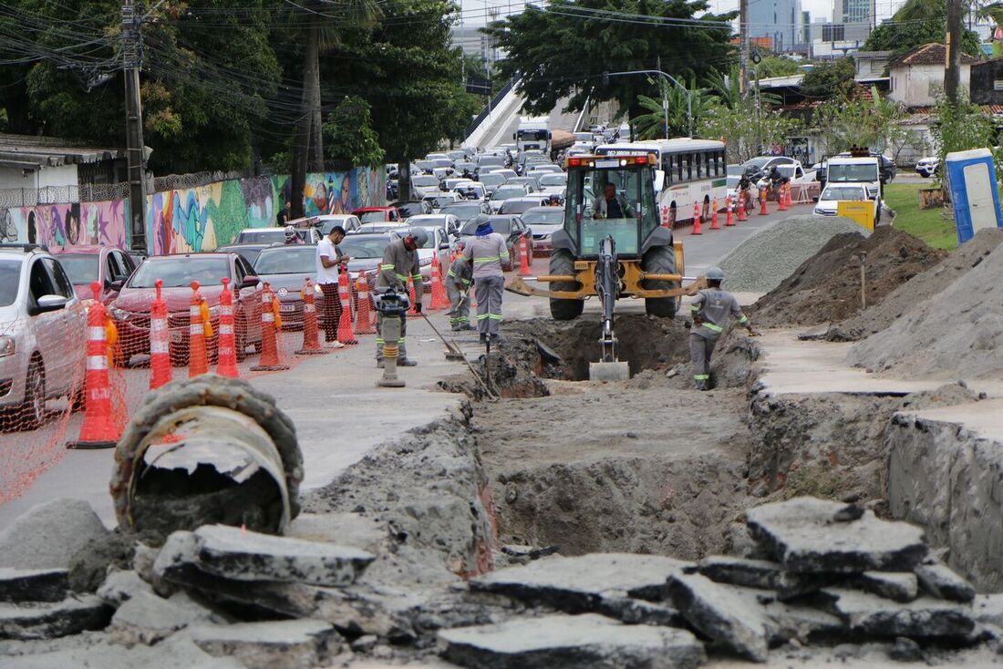 Obra da Compesa, na subida da Ponte Governador Paulo Guerra