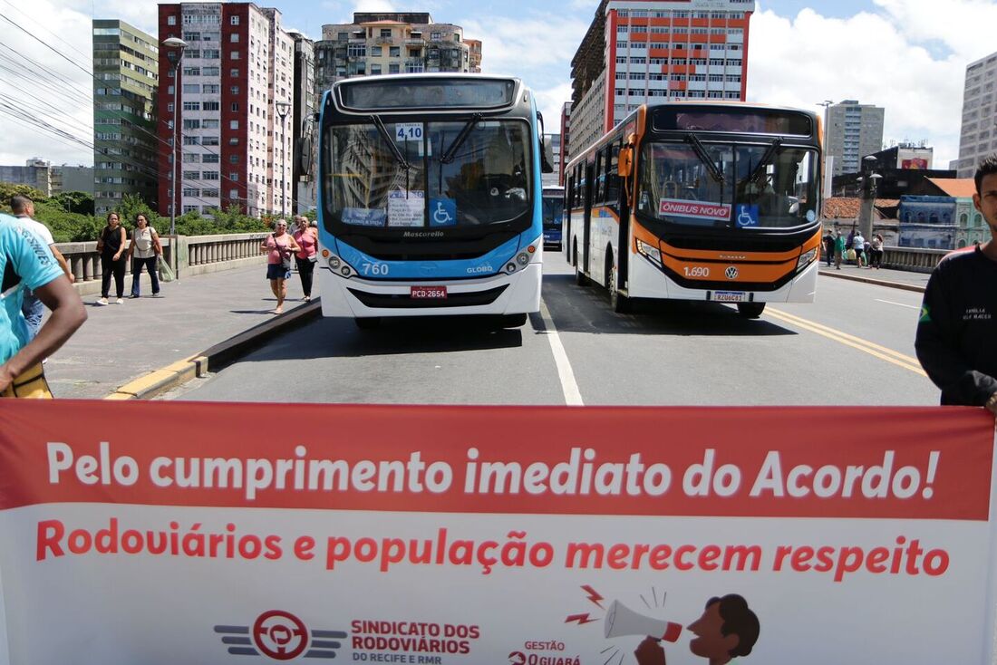 Rodoviários fecham vias no Centro do Recife em protesto contra a Urbana-PE