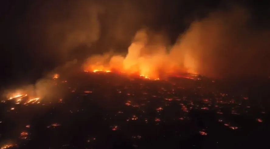 Incêndio em ilha no Havaí faz pessoas se jogarem no mar para escapar e deixa hospitais sobrecarregados