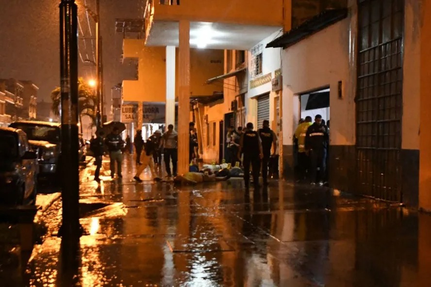 Polícia do Equador vasculha área de massacre a tiros em Guayaquil, Equador