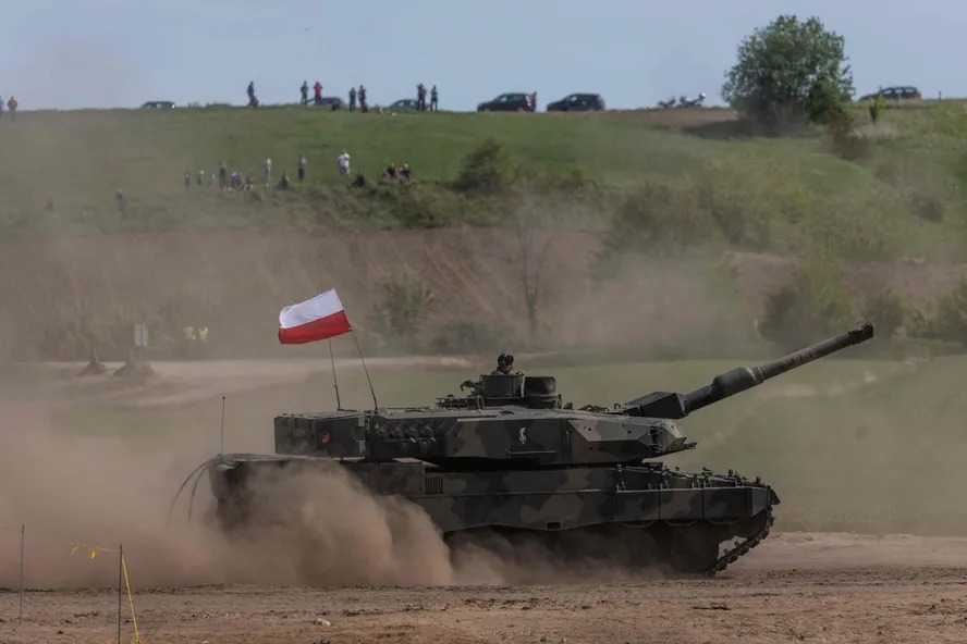 Tanque Leopard usado pela Polônia durante treinamento 