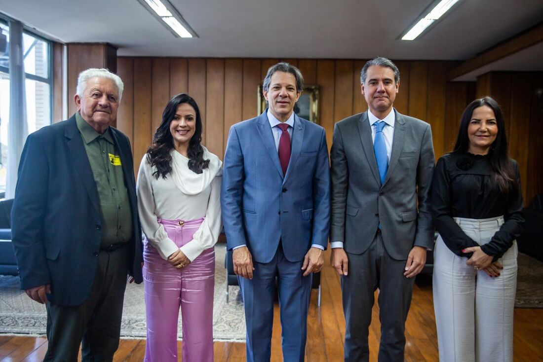 Prefeita Márcia Conrado (branco) e o Ministro (azul)