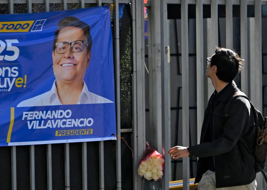 Cartaz do candidato presidencial Fernando Villavicencio, assassinado no Equador