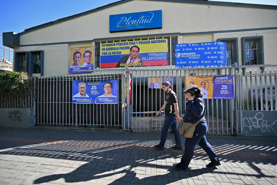 Cartazes de campanha em Quito