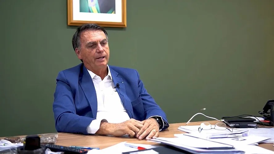 Ex-presidente Bolsonaro em entrevista a canal bolsonarista