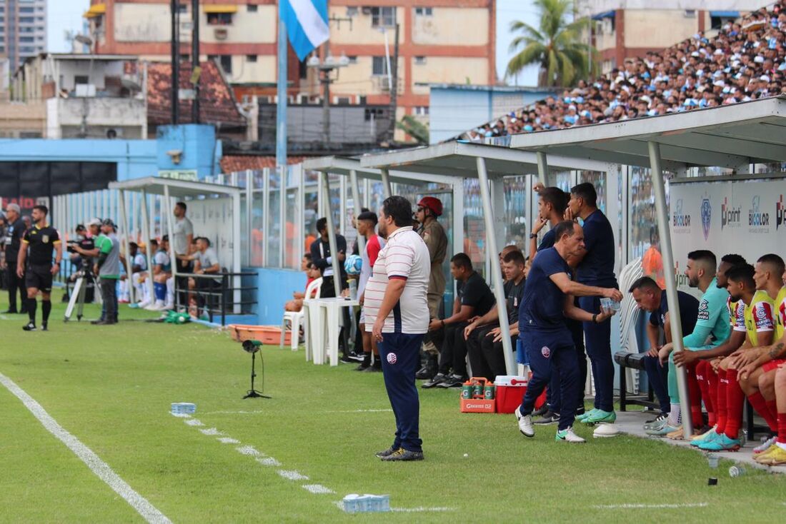 Técnico Fernando Marchiori, à beira do estádio da Curuzu, onde foi derrotado por 4 a 2 neste domingo