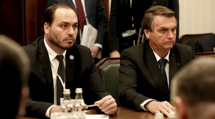 O ex-presidente Jair Bolsonaro e o filho Carlos