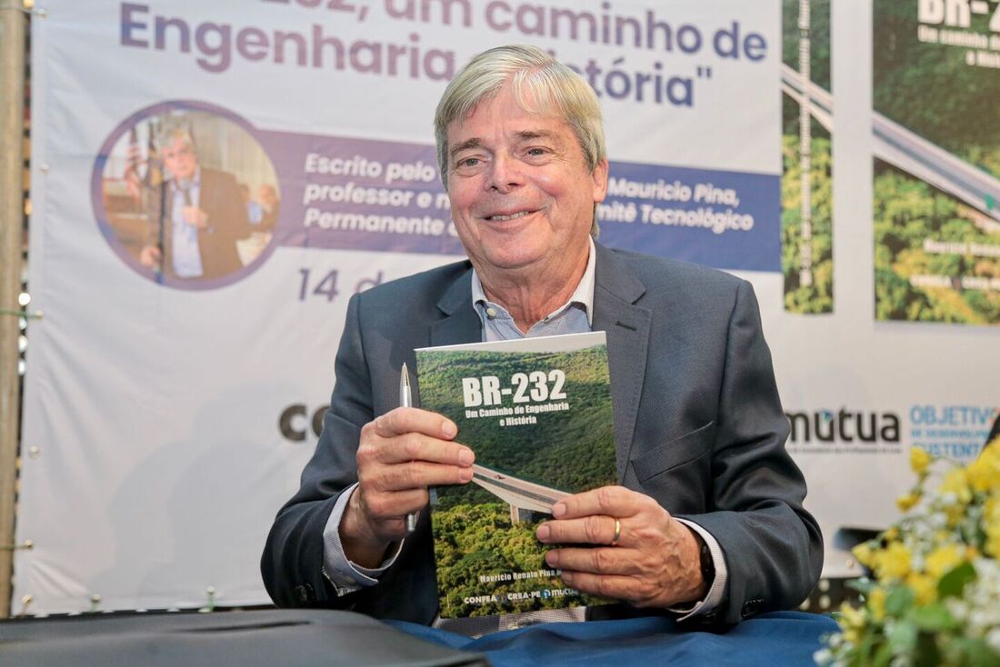 Mauricio Pina, autor do livro "BR-232, um caminho de Engenharia e História