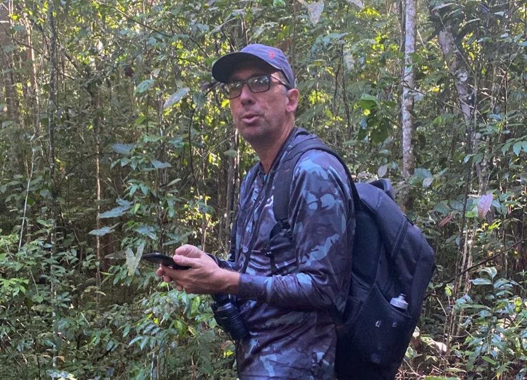 Maurício Cabral Periquito realiza atividade desde o ano de 2002; ele aposta em roupas que servem como "esconderijo"