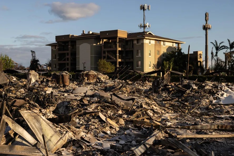 Restos carbonizados de um complexo de apartamentos após um incêndio florestal em Lahaina, oeste de Maui, Havaí