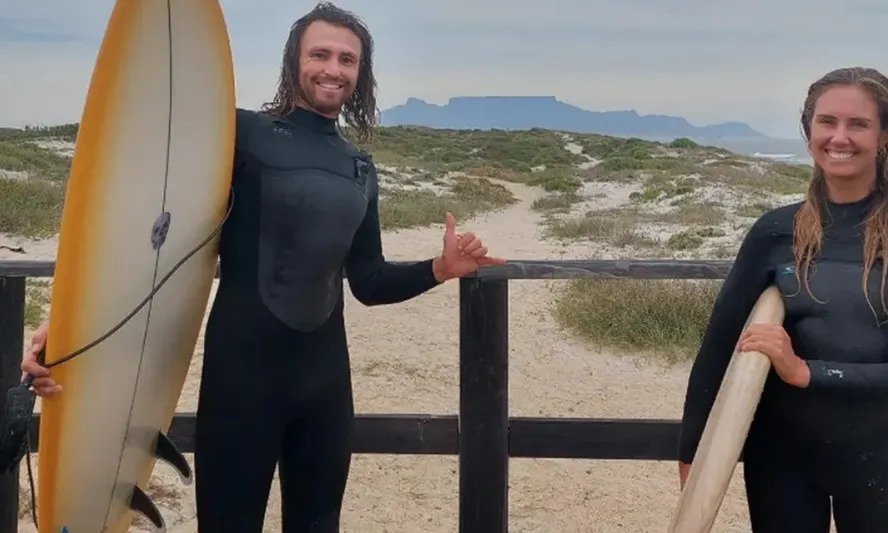 Os surfistas australianos Elliot Foote e a namorada Steph Weisse estavam entre os quatro surfistas resgatados