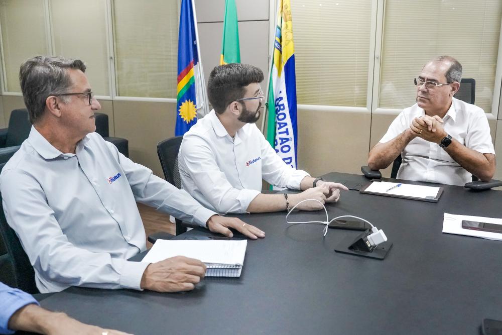 Reunião do prefeito de Jaboatão, Mano Medeiros, com o gerente de Expansão do Grupo Mateus, José Brito