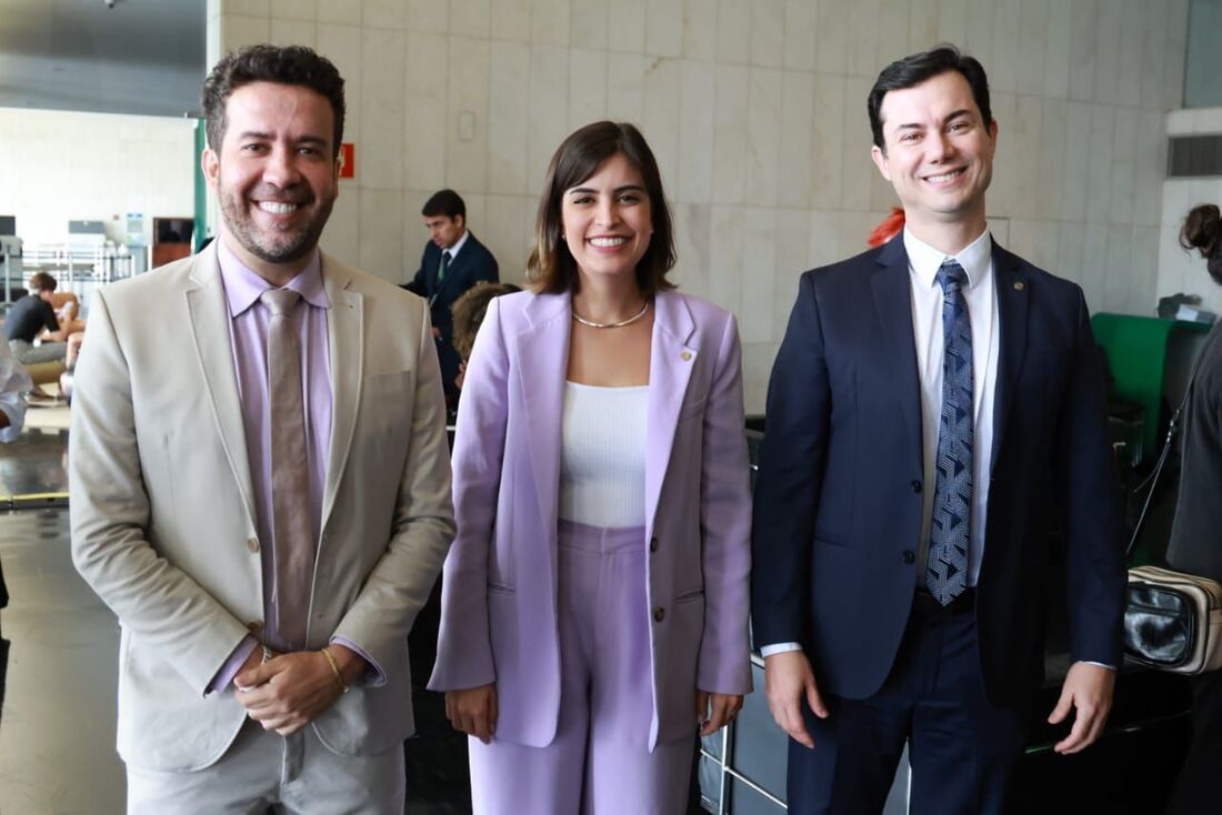 Da esquerda para a direita: André Janones, Tábata Amaral e Clodoaldo Magalhães