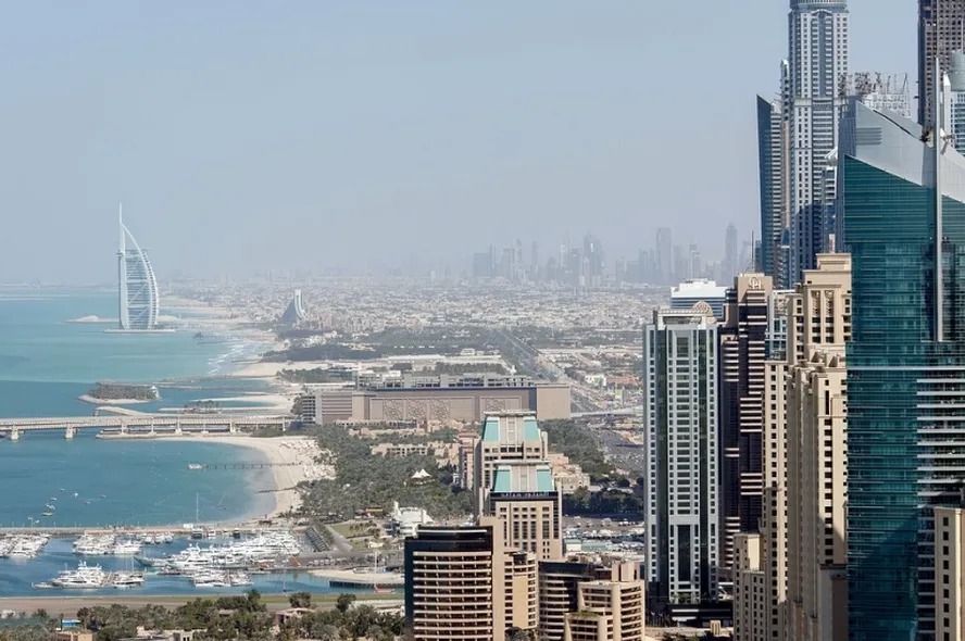 Vista da cidade de Dubai, tendo ao fundo o hotel Burj al Arab