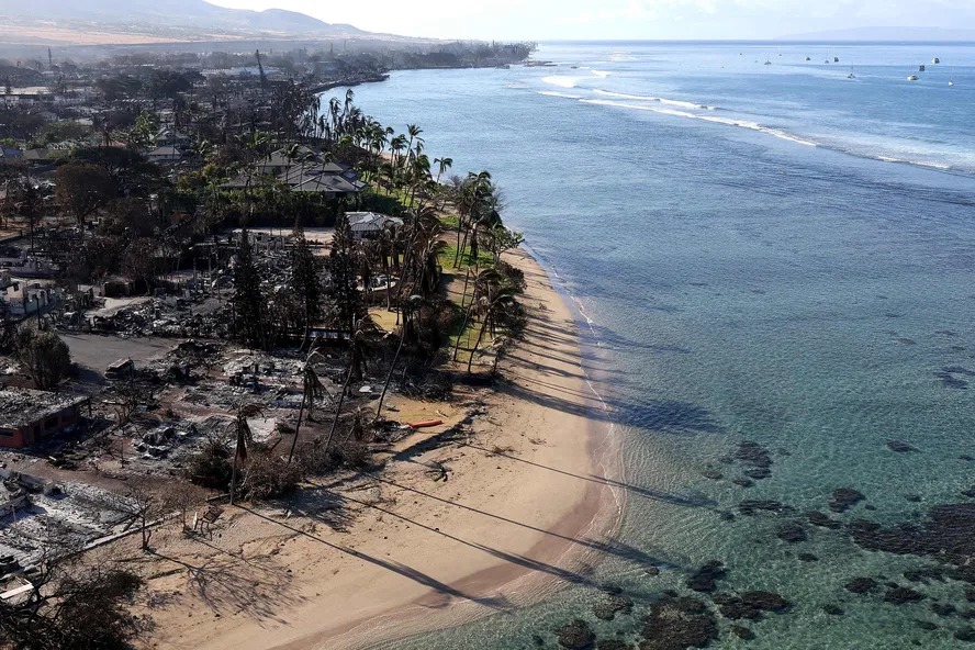 Imagem aérea mostra que incêndio atingiu a praia de Lahaina, região turística do Havaí