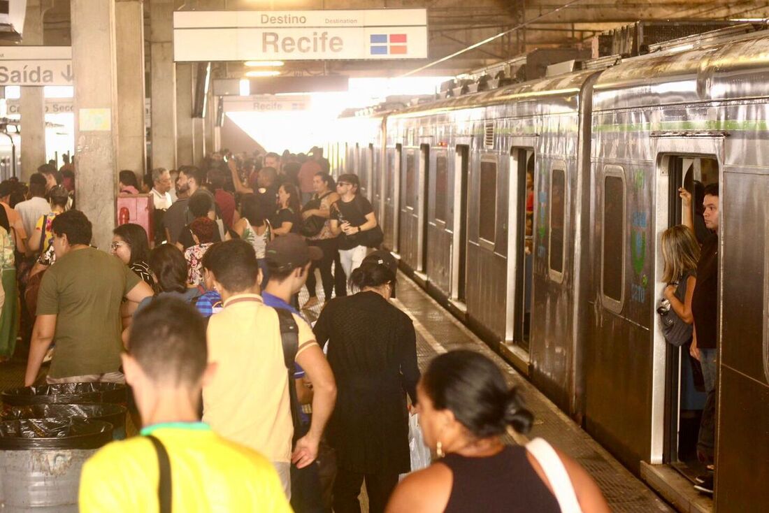 Movimentação na Estação Joana Bezerra, no Recife