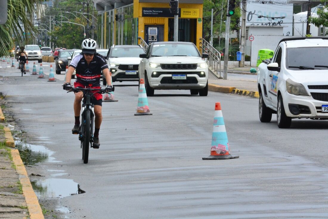 Novo trecho da ciclofaixa do Recife na Avenida Cruz Cabugá dá acesso a Olinda